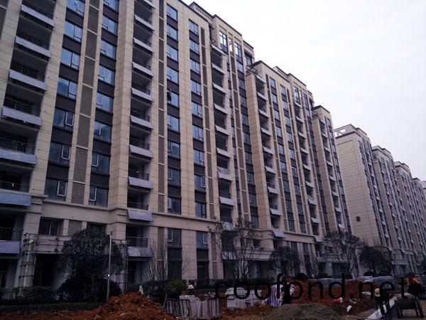 高(gao)層(ceng)住(zhu)宅(zhai)陽(yang)檯(tai)壁(bi)掛(gua)式(shi)太陽(yang)能(neng)熱水係(xi)統(tong)解決方(fang)案(an)