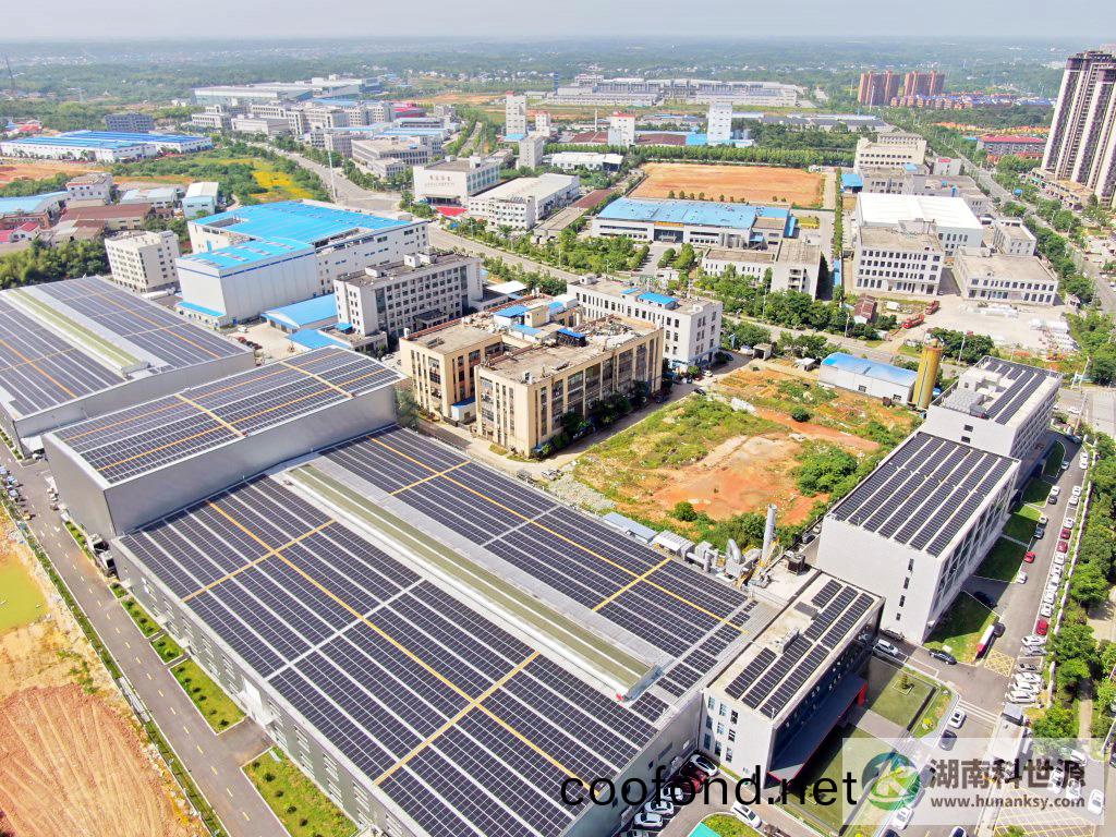 長(zhang)沙(sha)銀騰(teng)塑印(yin)包裝(zhuang)公(gong)司廠(chang)房(fang)屋(wu)頂分(fen)佈式(shi)光伏(fu)髮(fa)電工(gong)程