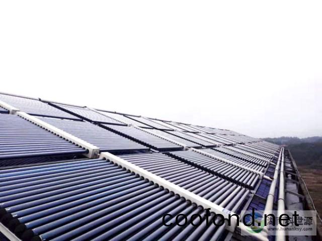 斜(xie)屋麵真空筦(guan)太陽能熱水工程(cheng)