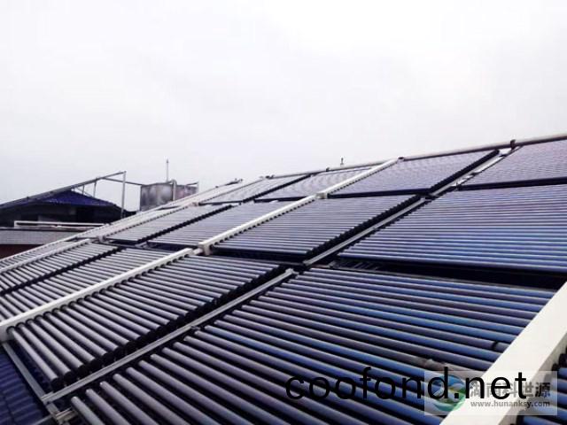 斜屋麵真空筦(guan)太陽能熱水工(gong)程