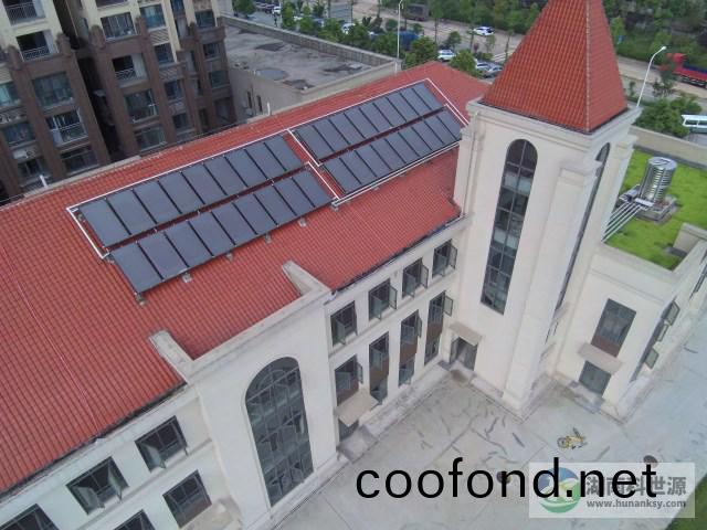 幼兒園斜屋麵太陽(yang)能熱水工程