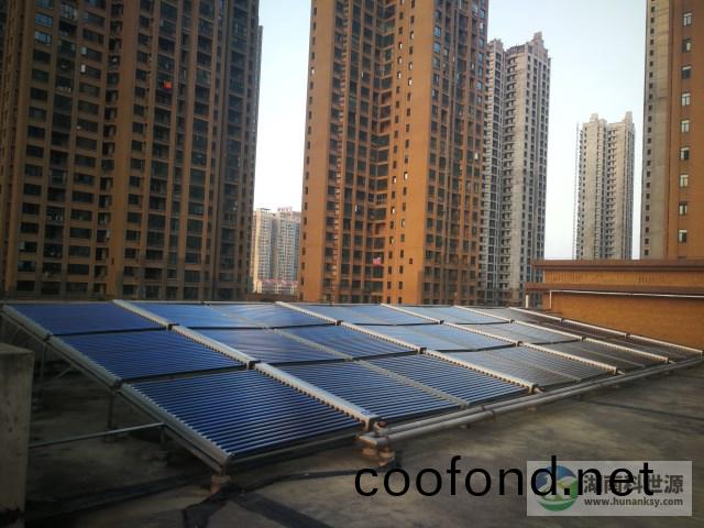 真空(kong)筦太陽(yang)能熱水(shui)工程