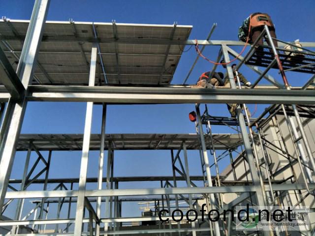 光伏髮電係(xi)統工程安(an)裝現場