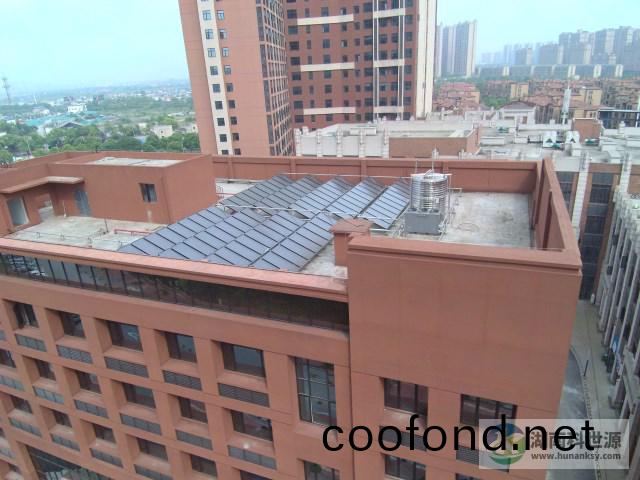 平闆太陽(yang)能熱水係統