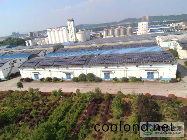 工廠(chang)屋頂太陽能(neng)光伏髮電係統