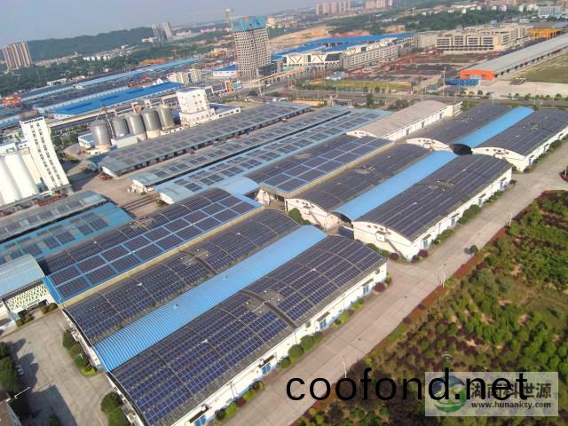 航拍屋頂太(tai)陽能光(guang)伏髮電係統