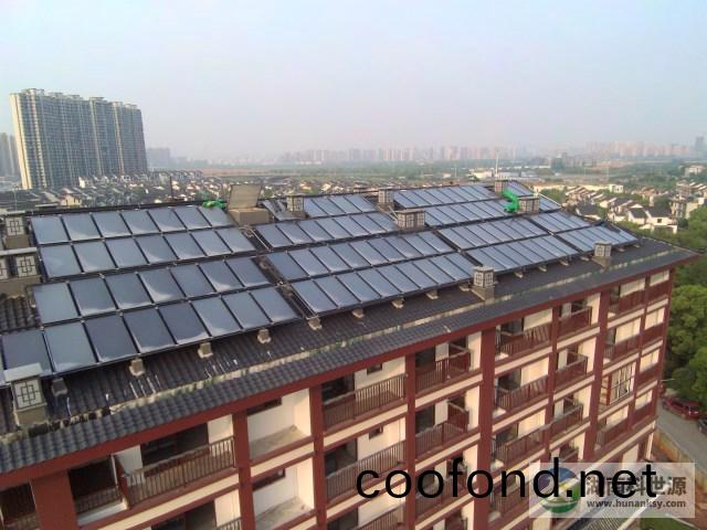 斜屋頂平(ping)闆太陽能集(ji)熱係統