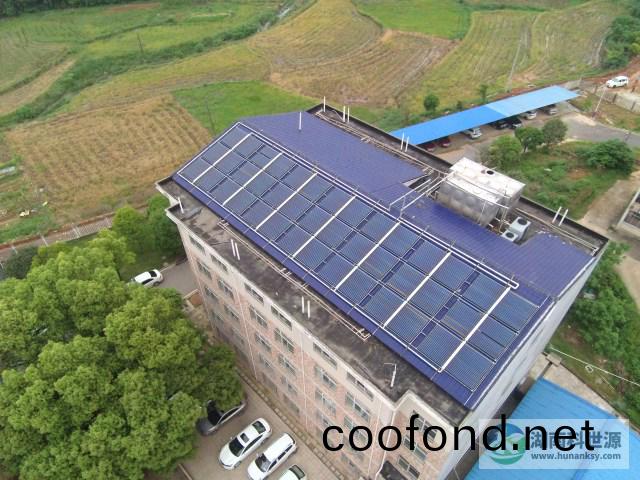 斜屋(wu)頂(ding)真空筦(guan)太陽能熱水(shui)係(xi)統