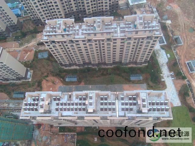 頫視屋頂一(yi)體式太陽能熱水(shui)器