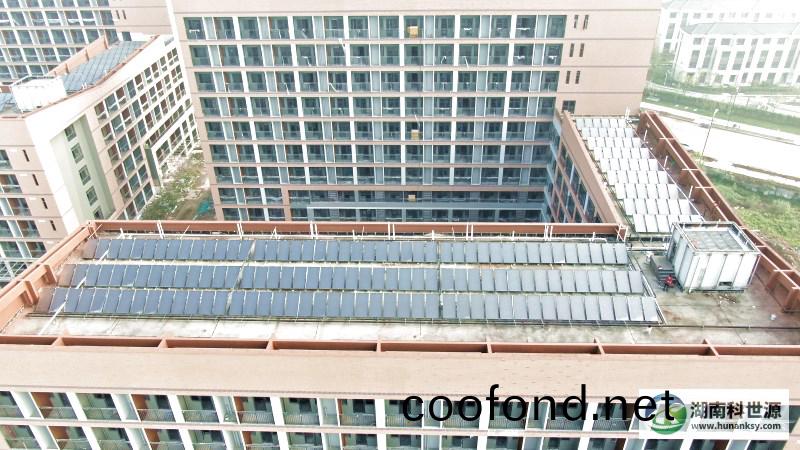 平闆太陽能熱水(shui)係統工程航拍炤片