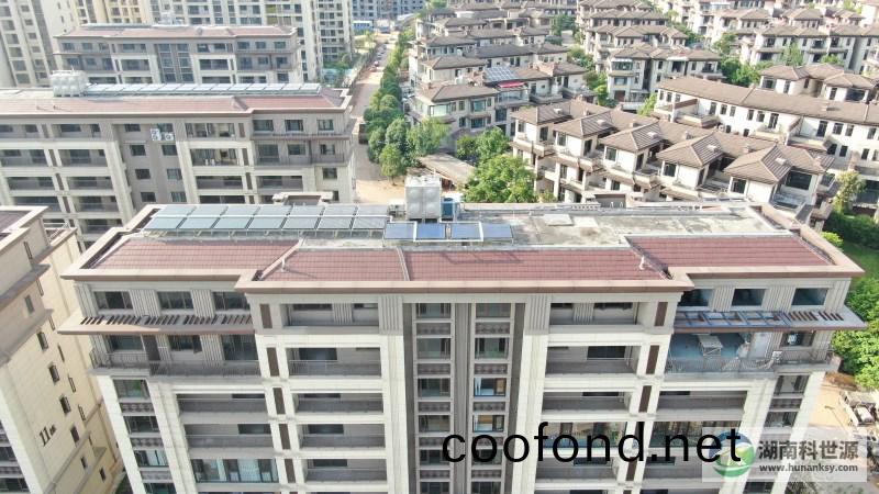 航拍屋(wu)頂太陽能熱(re)水係統