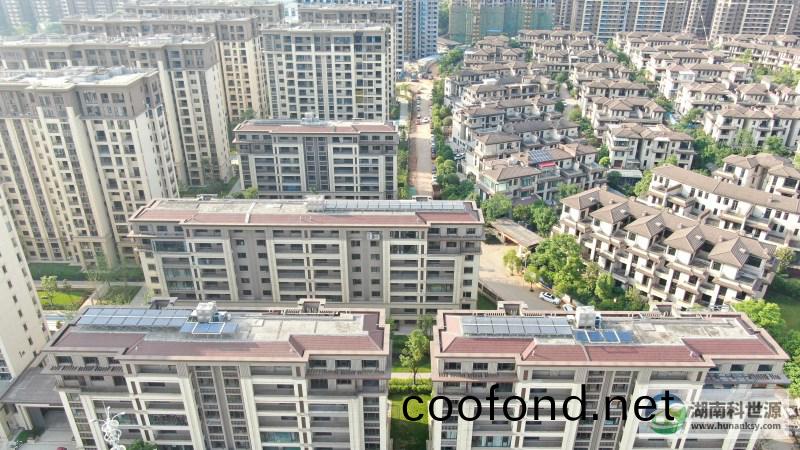 航(hang)拍屋頂太陽能熱水係統