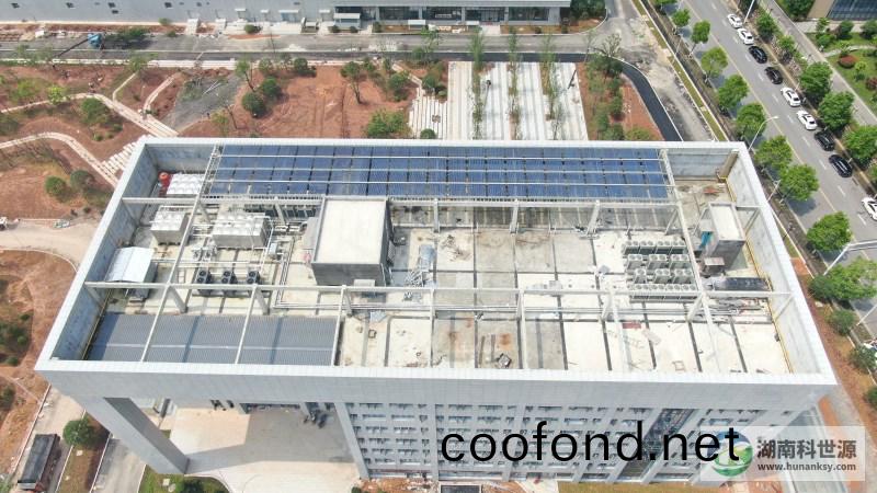 航拍太(tai)陽能熱水係(xi)統(tong)