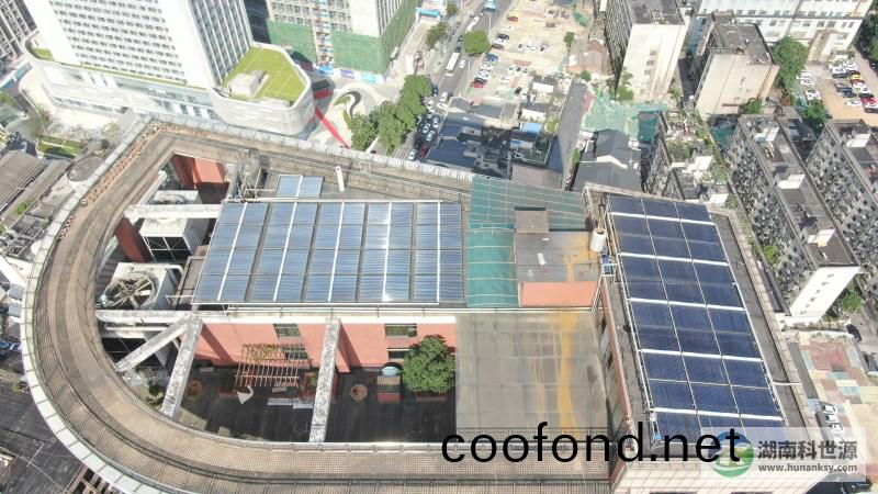 航拍屋頂太陽(yang)能(neng)熱水係統