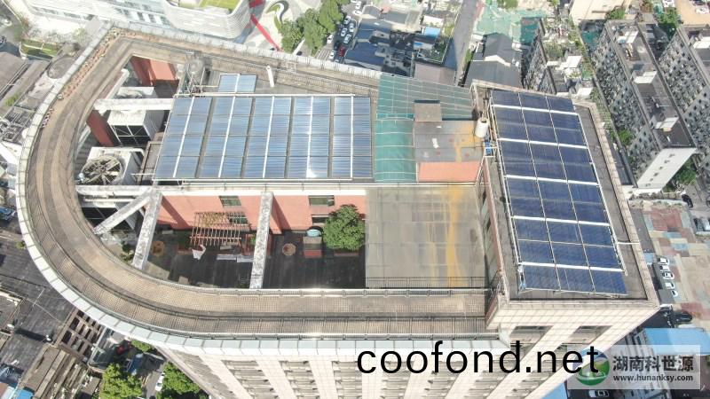 航拍屋頂太陽能熱水係統