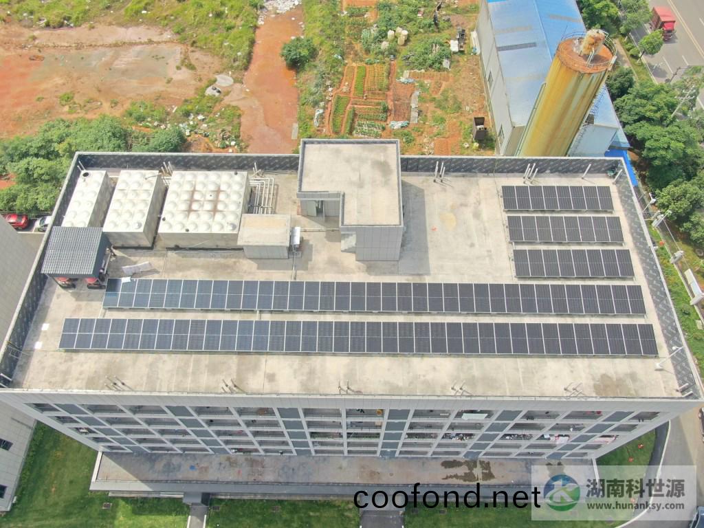 廠(chang)房屋頂光伏(fu)髮電航拍圖